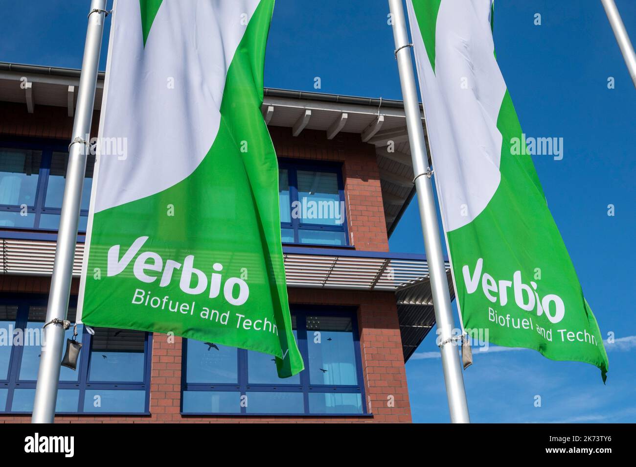 Schwedt, Allemagne. 17th octobre 2022. Des drapeaux portant le logo de la société survolent devant un immeuble de bureaux de l'usine Verbio Vereinigte BioEnergie AG sur le site de la raffinerie PCK. VERBIO produit principalement du bioéthanol, du biométhane et du biodiesel à l'usine. En tant qu'investisseur potentiel, la compagnie montre un grand intérêt pour la raffinerie de PCK. Credit: Christophe bateau/dpa/Alay Live News Banque D'Images