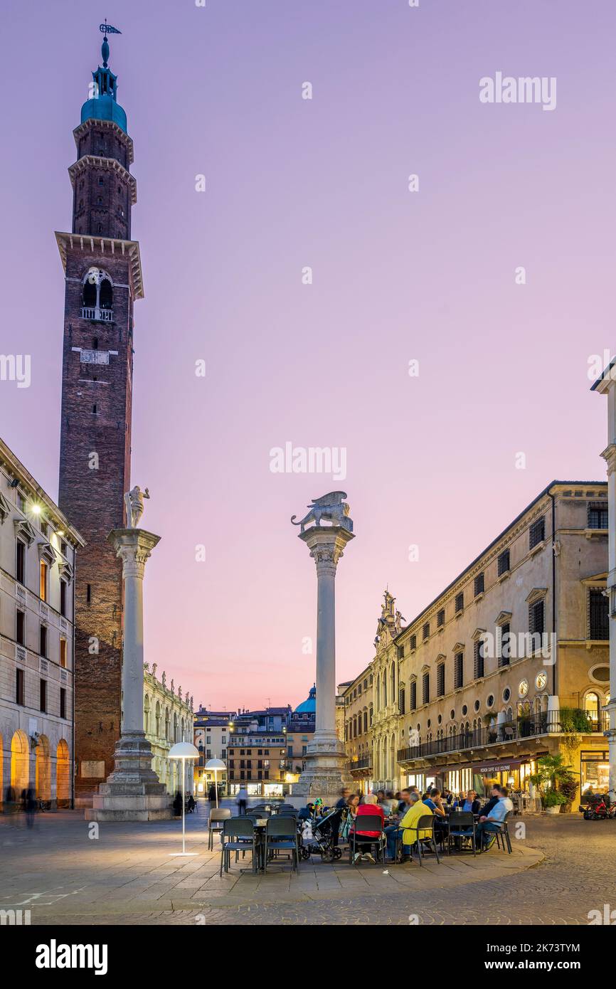 Vue panoramique au crépuscule sur la Piazza dei Signori avec tour de l'horloge de Torre Bissara, Vicenza, Vénétie, Italie Banque D'Images