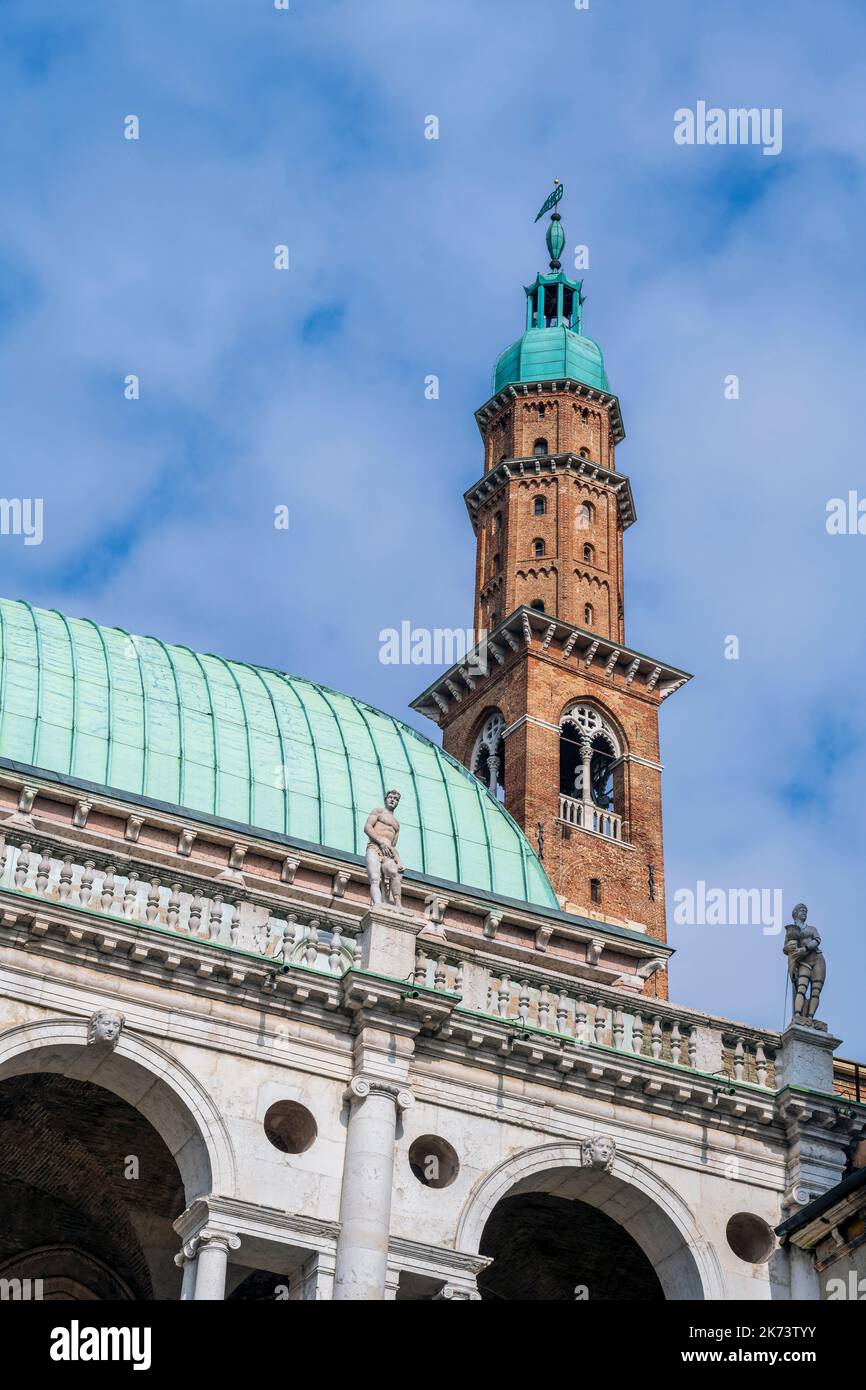 Basilique Palladiana et tour de l'horloge de Torre Bissara, Vicenza, Vénétie, Italie Banque D'Images