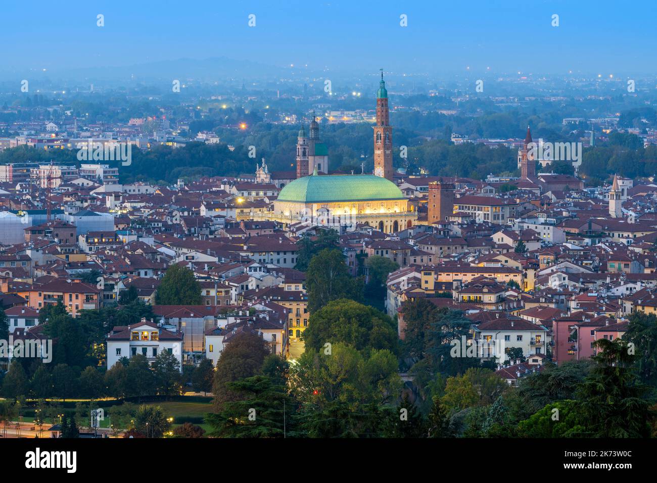 Vue panoramique de la ville au crépuscule, Vicenza, Vénétie, Italie Banque D'Images