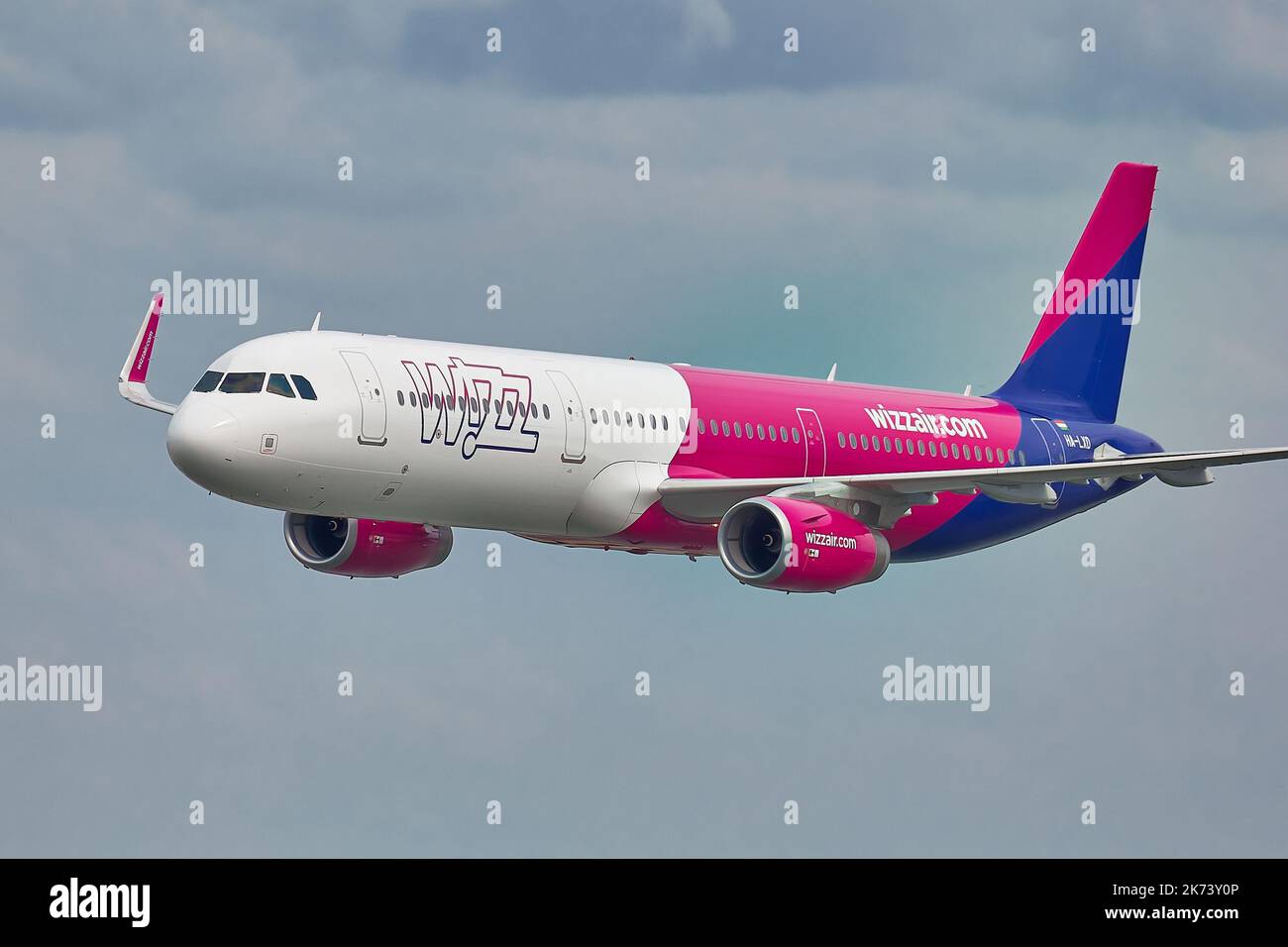 Avion de ligne volant, ciel nuageux Banque D'Images