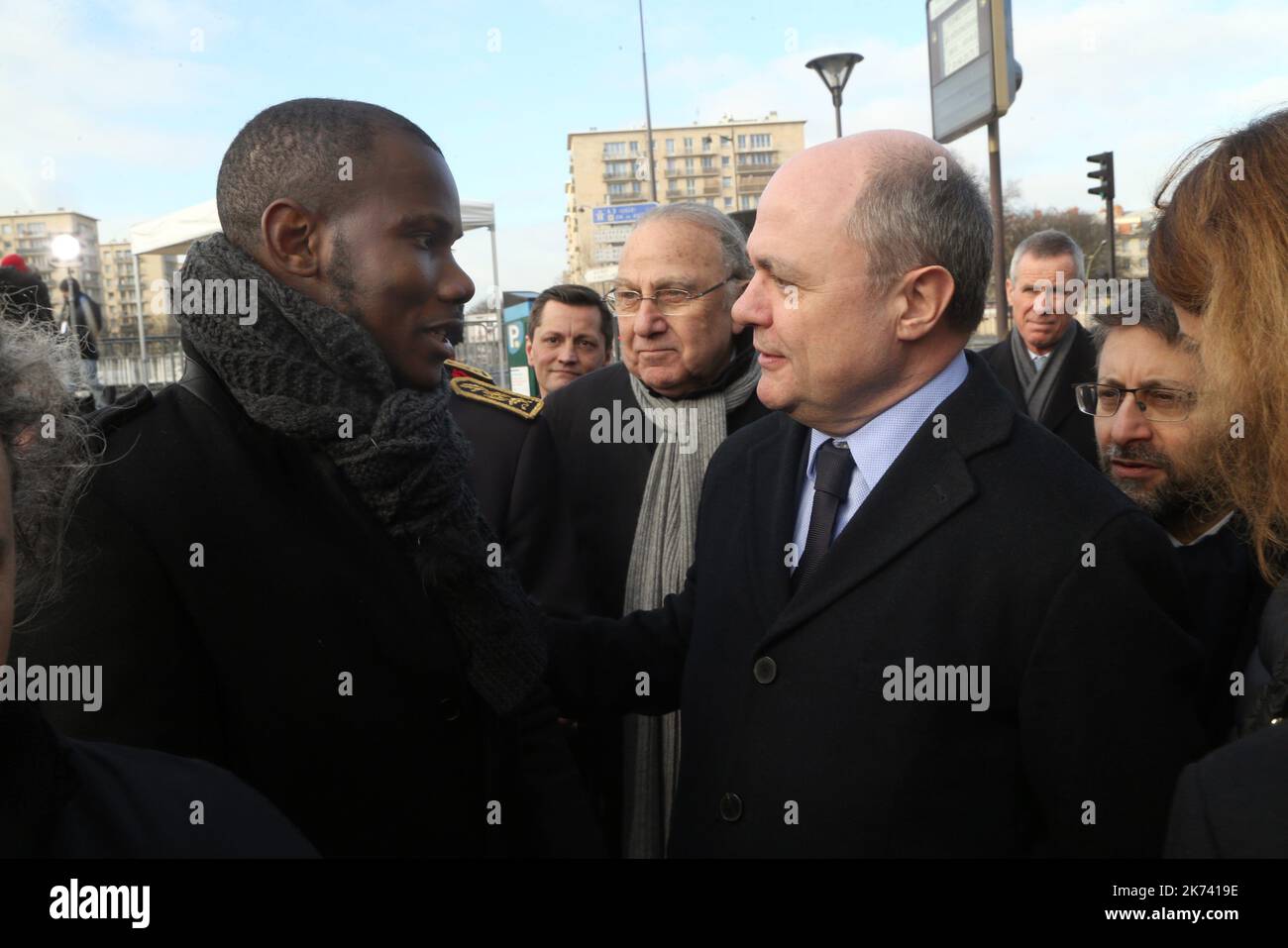 @ Pool/ Robert Alain /Maxppp, France, Paris, 2017/01/05 Lassana Bathily, héros musulman qui a sauvé les Juifs dans l'attaque Hyper-Cacher, le ministre français de l'intérieur Bruno le Roux, lors d'un hommage aux victimes de l'attentat de l'Hyper Casher du 2015 janvier à la porte de Vincennes à Paris, France, sur 5 janvier, 2017, marquant le deux ans anniversaire de la série de fusillades contre le journal hebdomadaire Charlie Hebdo et l'épicerie Hyper Casher qui a fait 17 morts. Banque D'Images