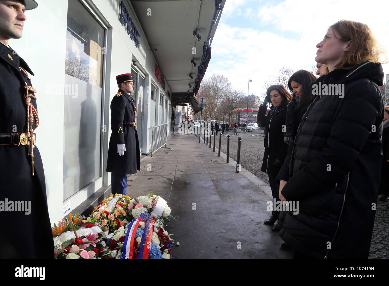 @ Pool/ Robert Alain /Maxppp, France, Paris, 2017/01/05 Maire de Paris Anne Hidalgo, Ministre de l'intérieur français Bruno le Roux lors d'un hommage aux victimes de l'attentat du 2015 janvier à la porte de Vincennes à Paris, France, sur 5 janvier 2017, Marquant le deux ans anniversaire de la série de fusillades contre le journal hebdomadaire Charlie Hebdo et l'épicerie Hyper Casher qui a coûté la vie à 17 personnes. Banque D'Images