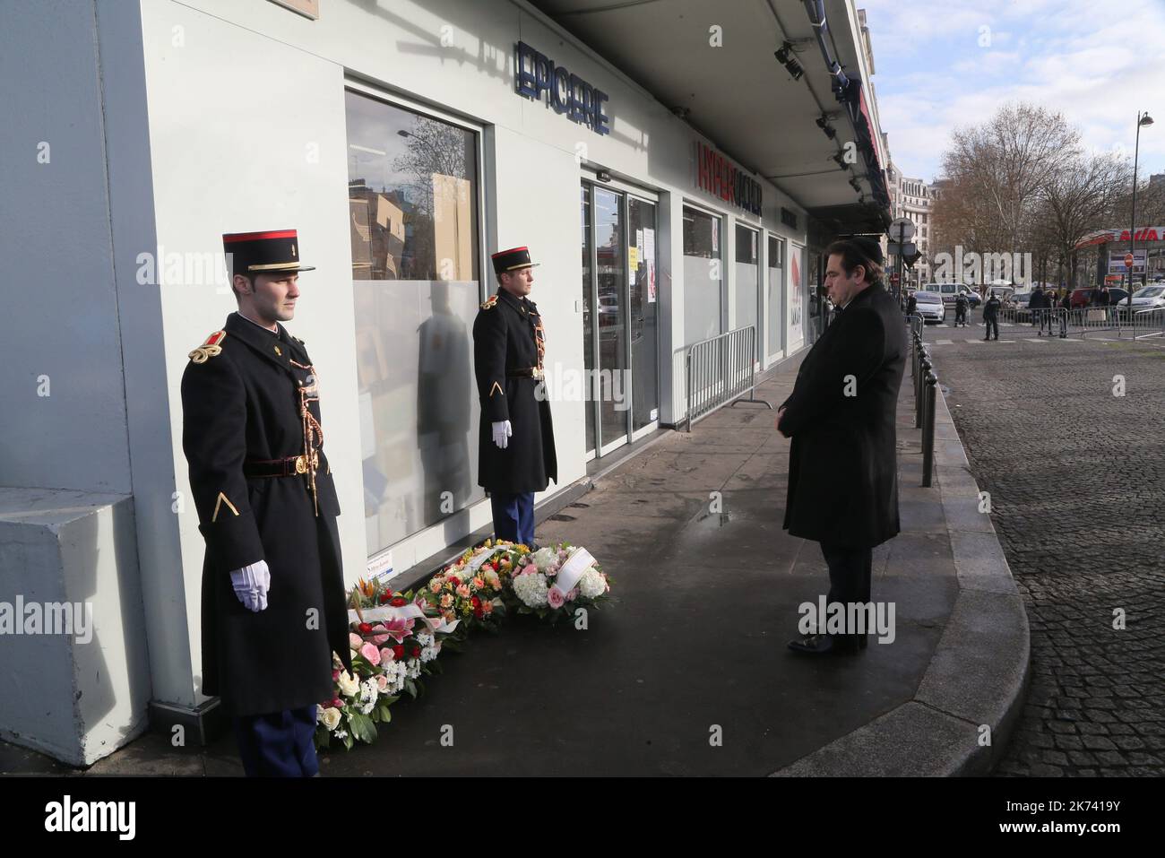 @ Pool/ Robert Alain /Maxppp, France, Paris, 2017/01/05 cérémonie de l'Hyper Casher attention Pool lors d'un hommage aux victimes de l'Hyper Casher du 2015 janvier à la porte de Vincennes à Paris, France, sur 5 janvier 2017, Marquant le deux ans anniversaire de la série de fusillades contre le journal hebdomadaire Charlie Hebdo et l'épicerie Hyper Casher qui a coûté la vie à 17 personnes. Banque D'Images