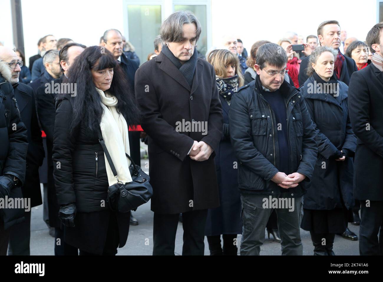 @ Pool/ Robert Alain /Maxppp, France, Paris, 2017/01/05 les membres de Charlie Hebdo Marika Bort, Eric Portheault et Rissduring rendent hommage aux victimes de Charlie Hebdo des attentats du 2015 janvier au 10 rue Nicolas appert à Paris, France, sur 5 janvier 2017, Marquant le deux ans anniversaire de la série de fusillades contre le journal hebdomadaire Charlie Hebdo. Banque D'Images