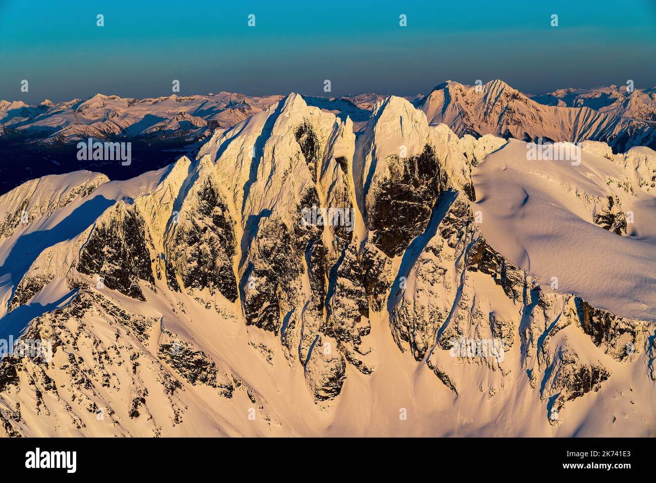 Montagnes abruptes, coucher de soleil, lever du soleil dans un grand paysage de montagne Banque D'Images