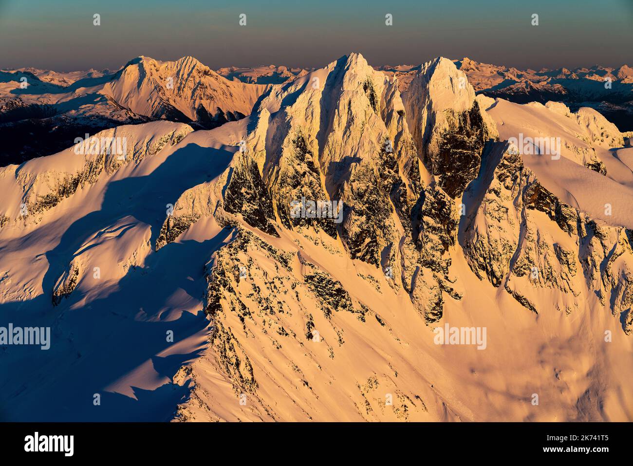 Montagnes abruptes, coucher de soleil, lever du soleil dans un grand paysage de montagne Banque D'Images