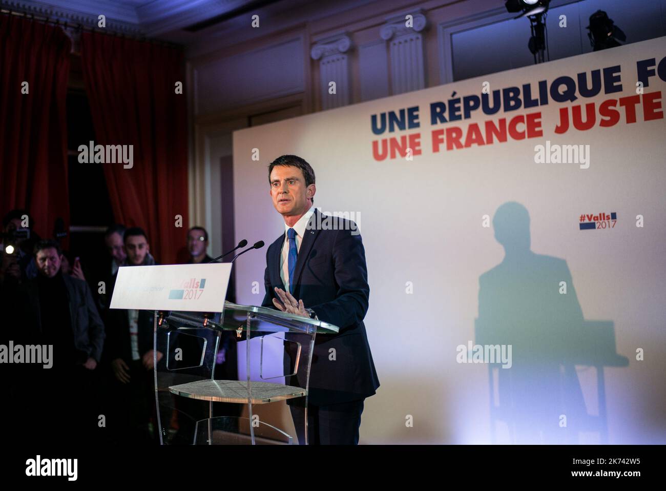 L'ancien Premier ministre français et candidat du parti de gauche, Parti socialiste Manuel Valls, prononce un discours après les résultats du premier tour des primaires du parti, le 22 janvier 2017 à Paris Banque D'Images