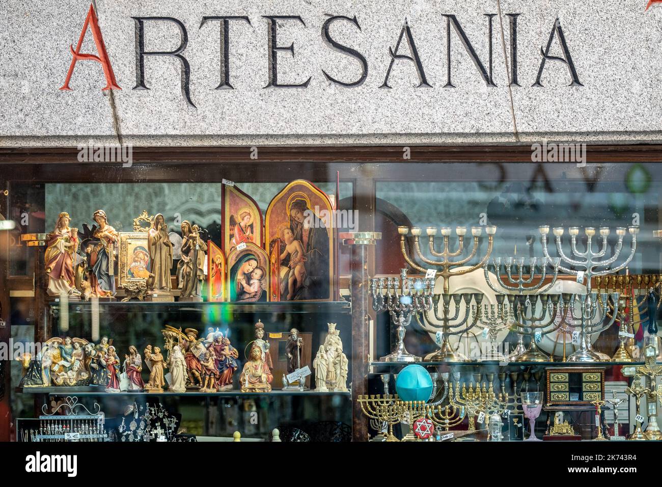 Souvenirs religieux à vendre à Tolède, Espagne Banque D'Images