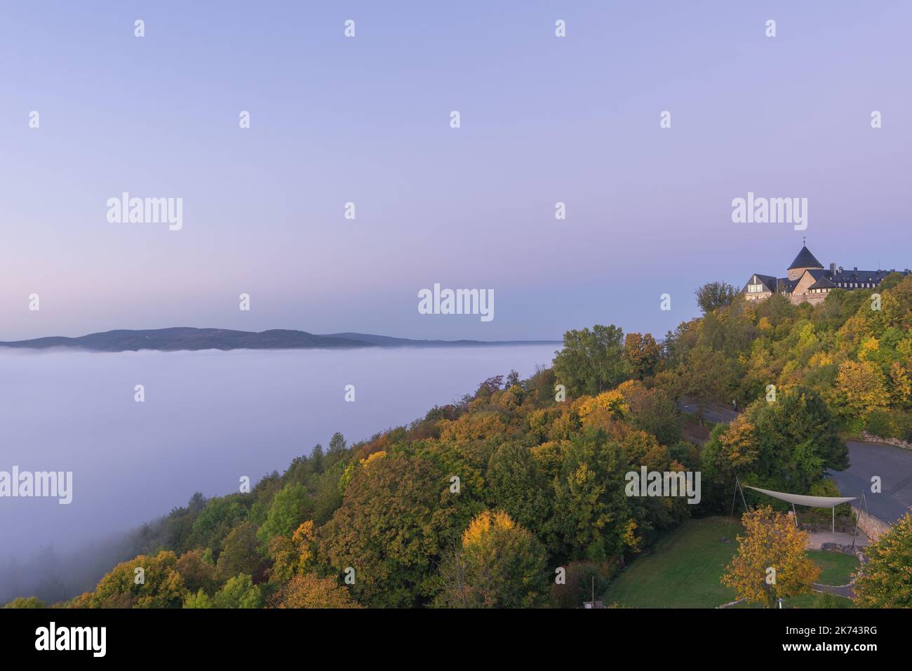 Vue sur le palais allemand appelé Waldeck le matin avec brouillard sur le lac Edersee Banque D'Images