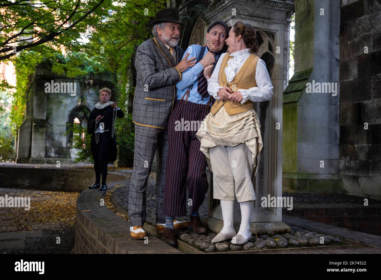 Londres, Royaume-Uni. 17 octobre 2022. Les acteurs, Callum Patrick Hughes (le fantôme/illusionniste), Matt Jopling (le comédien), Katie Tranter (le psychique) et Steve Watts (la compere), lors d'un photocall à St Dunstan dans le jardin de l'église est, dans la ville de Londres, pour "The Canterville Ghost", un spectacle inspiré de la courte histoire fantôme d'Oscar Wilde. Réalisé par Olivia Jacobs, il fait partie des célébrations du 25th-anniversaire de la compagnie de théâtre primée Tall Stories. Les représentations ont lieu au Southwark Playhouse jusqu'au 5 novembre. Credit: Stephen Chung / Alamy Live News Banque D'Images