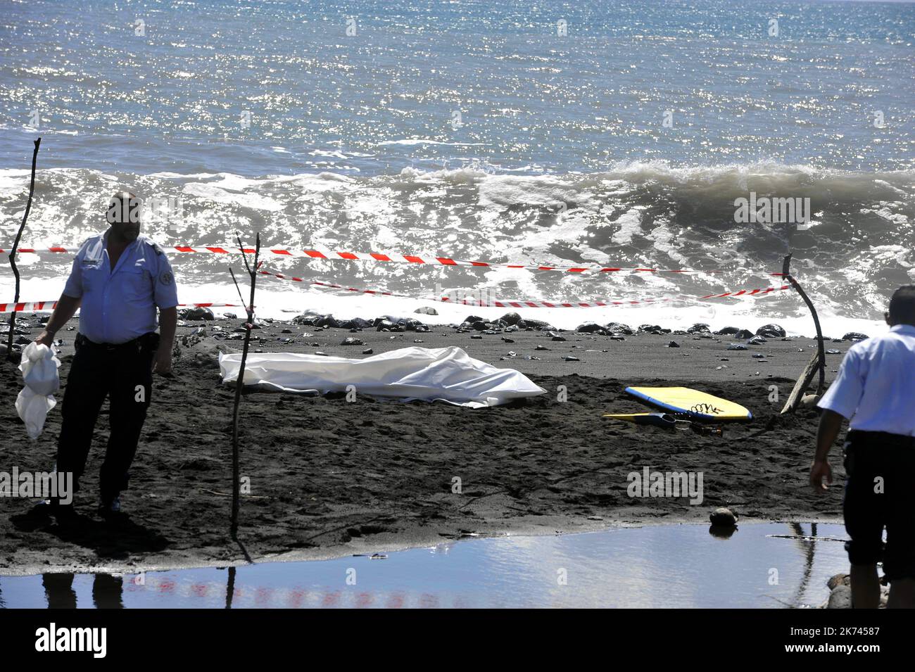 L'île de la Réunion, février 21st 2017 Alexandre Naussance, 26 ans, ancien professionnel de la pêche aux requins, est tué dans une zone où les sports nautiques sont interdits. Il a été sorti de l'eau par les pêcheurs mais déclaré mort après l'animal à travers une artère majeure dans sa jambe. Banque D'Images