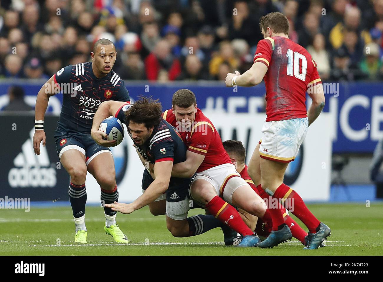 Scott Williams, pays de Galles, s'attaque au match de rugby RBS 6 Nations 2017 entre la France et le pays de Galles sur 18 mars 2017 au Stade de France à Saint Denis, France - photo Benjamin Cremel/IP3 Banque D'Images