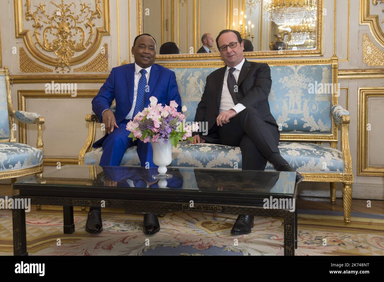 Le président français François Hollande (R) et le président nigérien Mahamadou Issoufou (L) lors de leur rencontre au Palais de l'Elysée, à Paris, France, 31 mars 2017. Banque D'Images