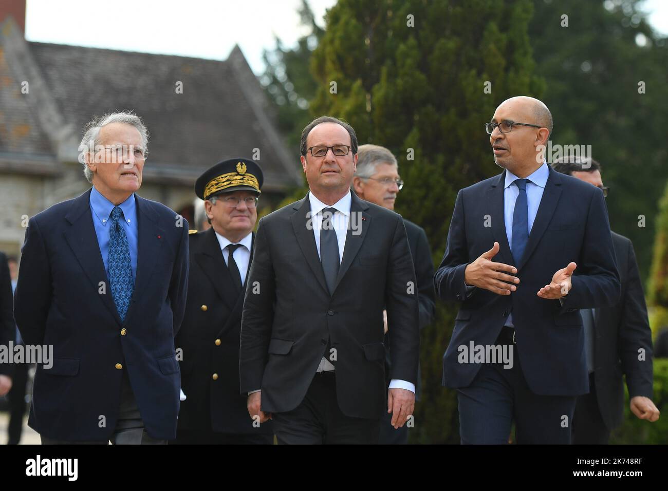 Le directeur général de la Fondation Jean-Jaures, Gilles Finchelstein, le président de la Fondation Jean-Jaures, Henri Nallet, le président français, François Hollande, et le secrétaire d'État français aux Affaires européennes, Harlem Desir, lors de la session 3rd de l'Initiative « think tanks Tandem ». Banque D'Images