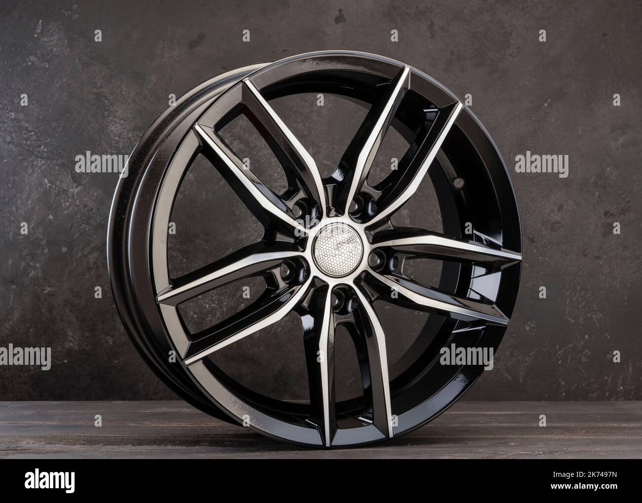 Belle roue légère en alliage, noire avec polissage. pièces et conception automatiques Banque D'Images