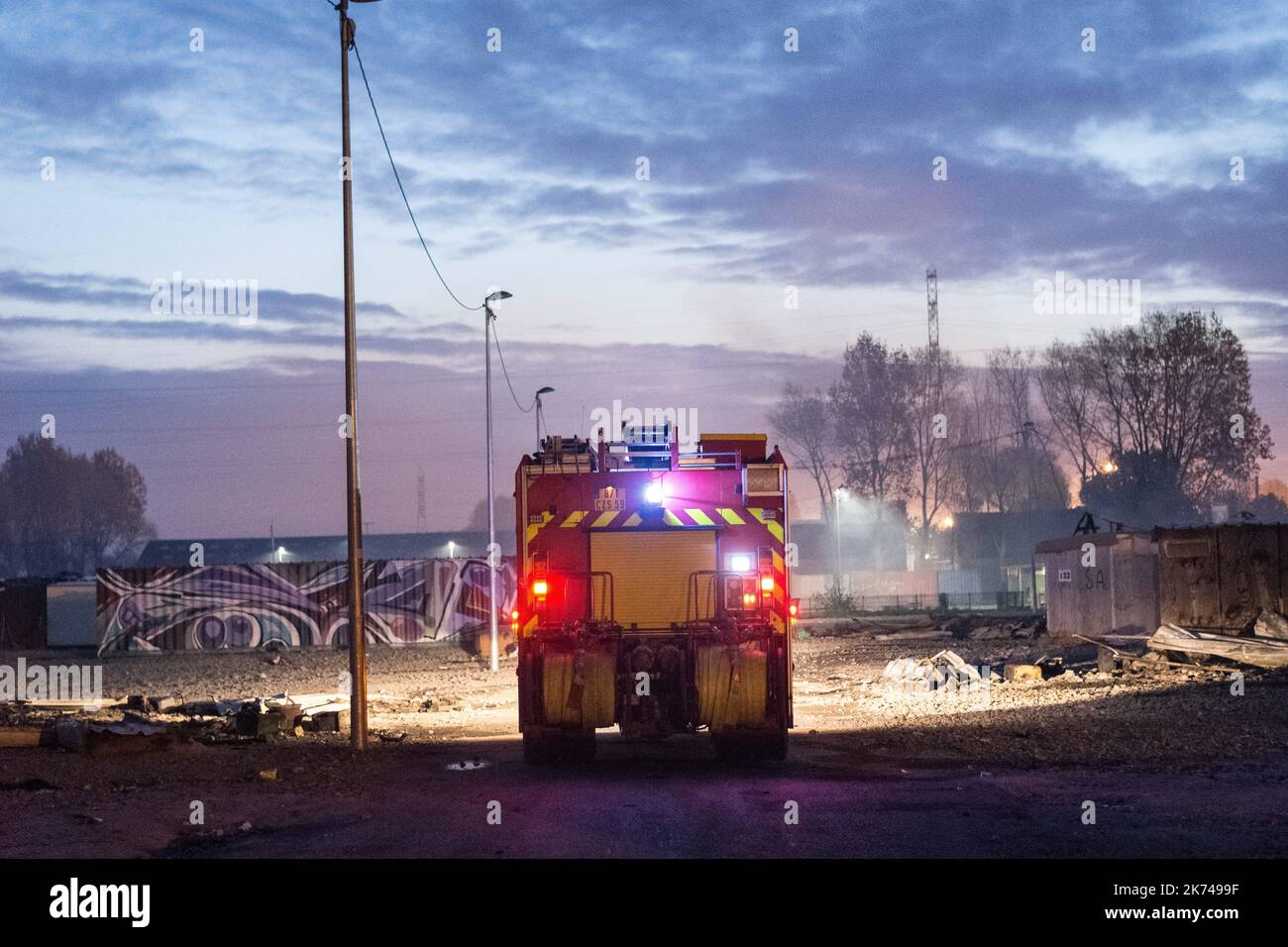 Un incendie a détruit presque la totalité du camp de migrants de Grande Synthe en France. Il semble que des incendies se produisent après des émeutes entre les afghans et les communautés kurdes irakiennes. - Julien Mattia / le Pictorium Banque D'Images