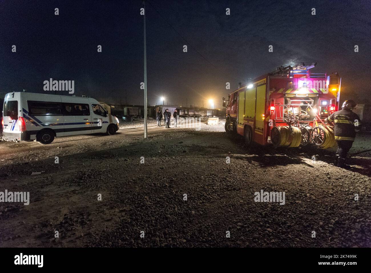 Un incendie a détruit presque la totalité du camp de migrants de Grande Synthe en France. Il semble que des incendies se produisent après des émeutes entre les afghans et les communautés kurdes irakiennes. - Sadak Souici / le Pictorium Banque D'Images