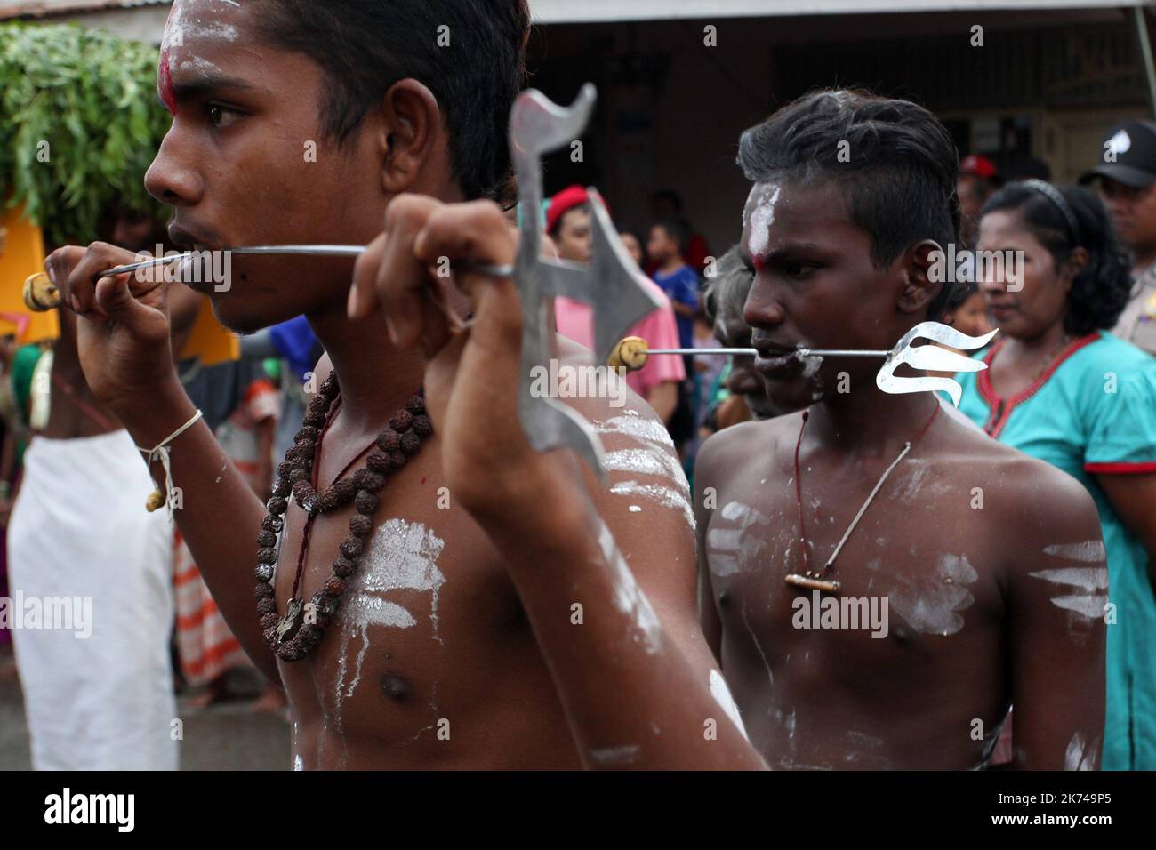 Banda Aceh, Indonésie - 16 avril.2017: Les adeptes de l'hindouisme à Banda Aceh, Indonésie ont célébré le rituel 'maha Puja Pangguni Uthiram' dans le temple d'Andawa Palani, ce rituel pour prier 'Dieu Murugan', a remercié et fait des voeux et priait pour que l'humanité puisse vivre dans la paix et la prospérité. Banque D'Images