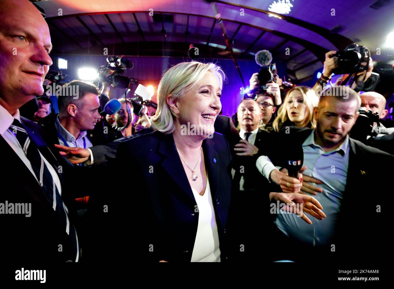 Marine le Pen avec ses soprelers à Henin-Beaumont - 23/04/2017 - France / Henin-Beaumont - Marine le Pen rejoint ses partisans après sa qualification pour la deuxième course de l'élection présidentielle. Banque D'Images