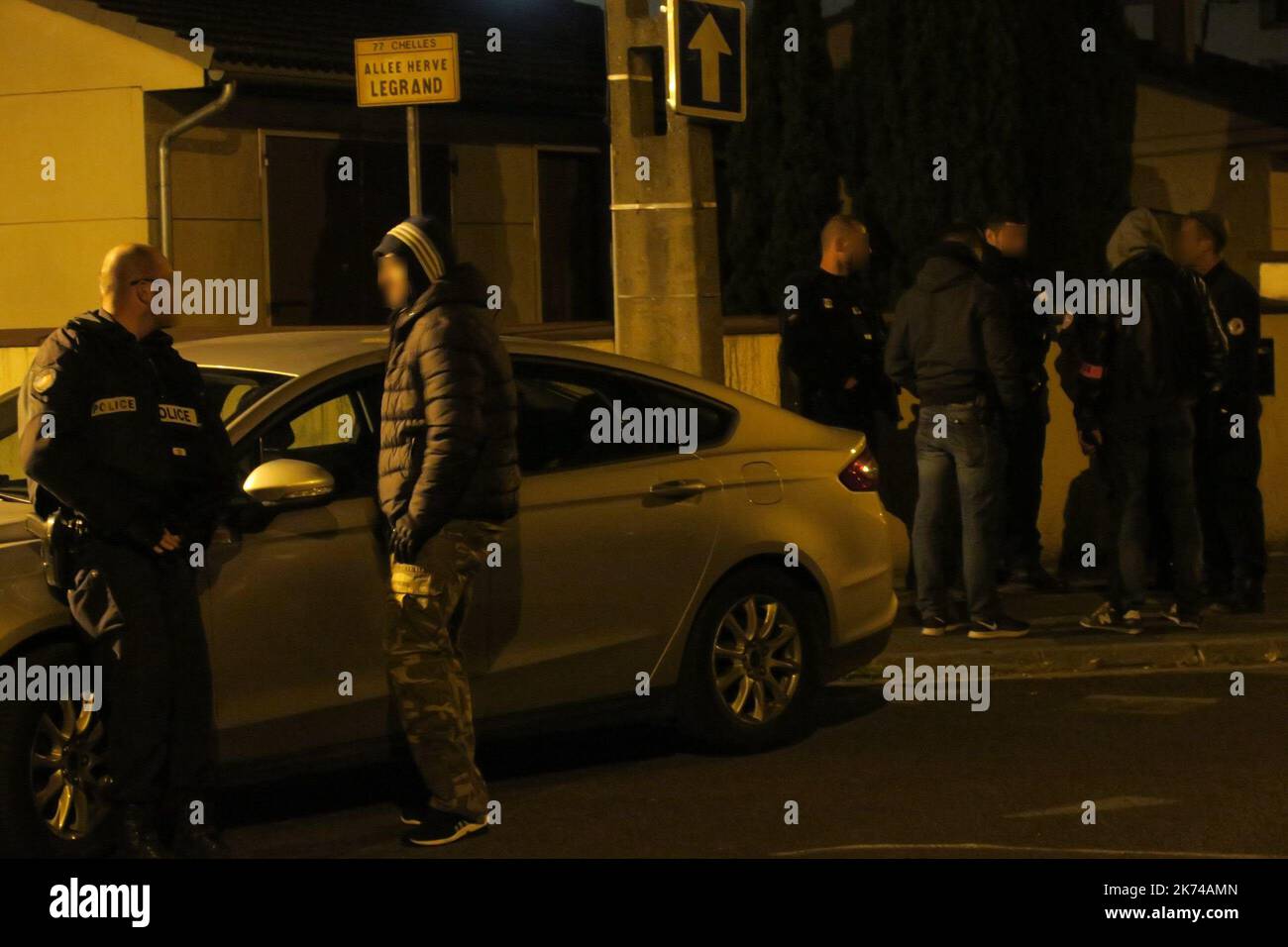 La police de Karim Cherfi, après la mort d'un policier français jeudi, et deux autres blessés après l'ouverture du feu à Paris d'un homme armé d'un Kalashnikov. Banque D'Images