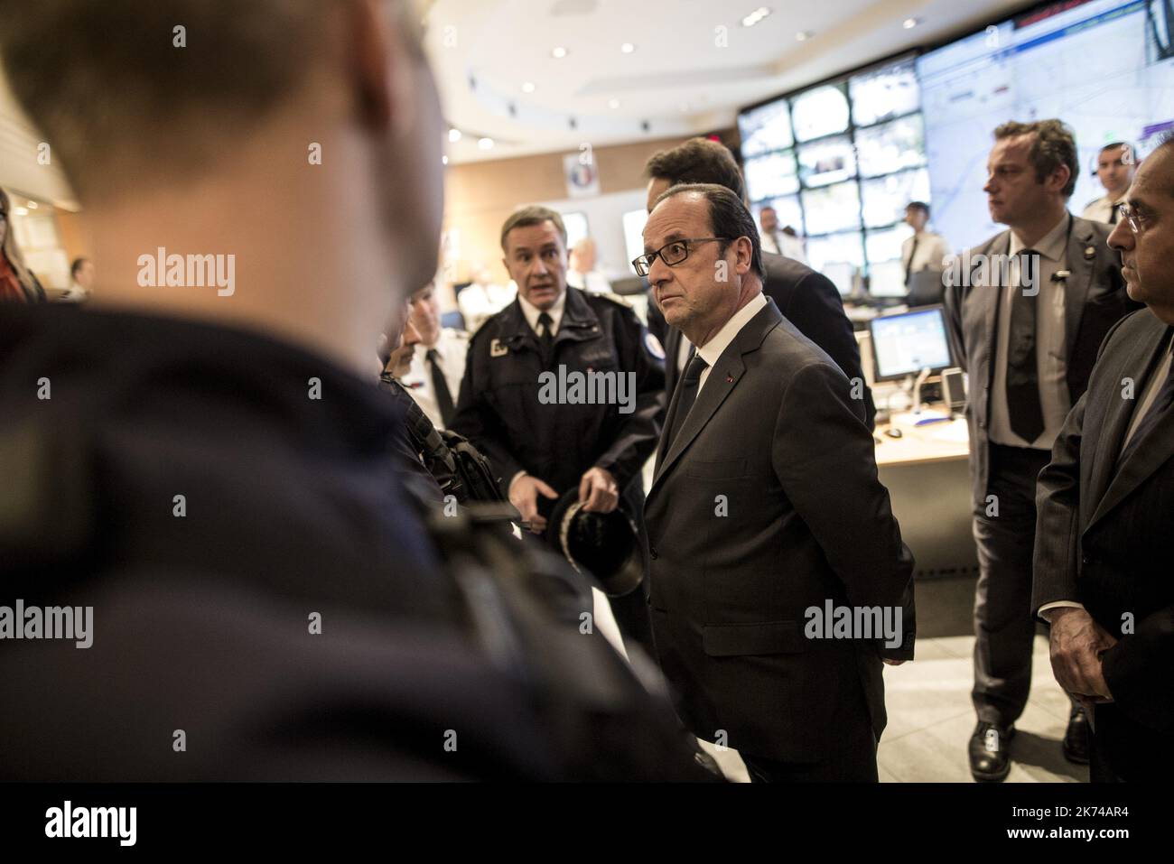 Le président français François Hollande s'entretient avec des policiers au siège de la police de Paris à Paris, en France, le 21 avril 2017, après qu'un policier ait été tué et deux autres blessés lors de la fusillade mortelle sur l'avenue des champs-Elysées, à Paris, en France, le 20 avril 2017 Banque D'Images