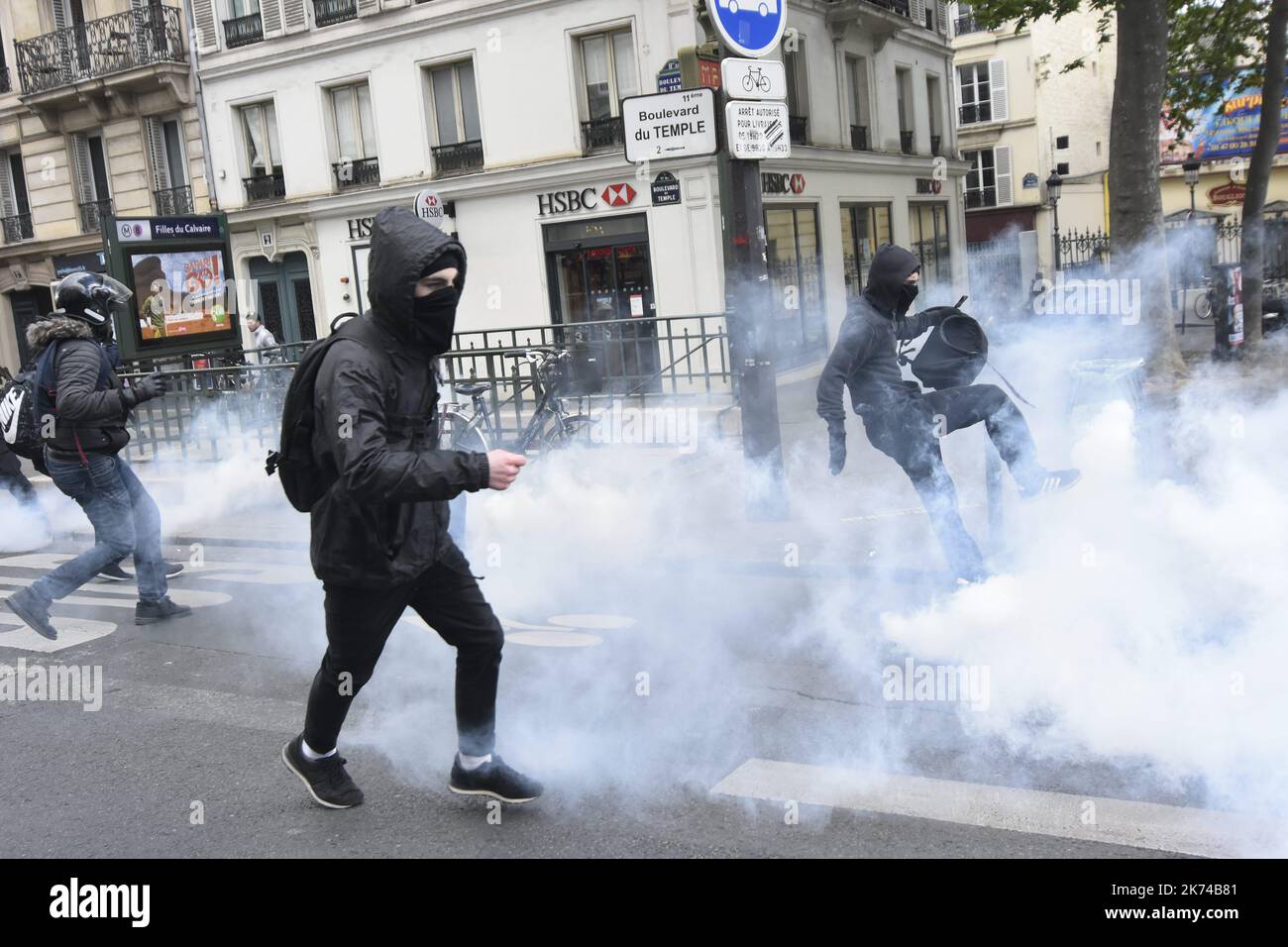 Démonstration d'étudiants et d'Antifa entre la place de la République et la Bastille à Paris. Des affrontements avec la police ont déjà commencé Banque D'Images