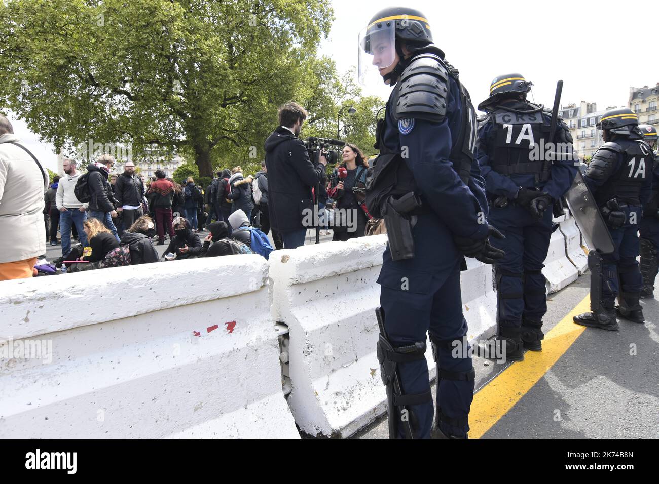 Démonstration d'étudiants et d'Antifa entre la place de la République et la Bastille à Paris. Des affrontements avec la police ont déjà commencé Banque D'Images