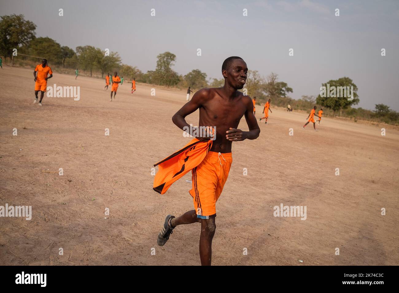 Le village de Teneya situé à environ 60 km au sud de Bamako reçoit pour la première fois des maillots de football. L'occasion d'organiser un match entre les jeunes villageois Banque D'Images