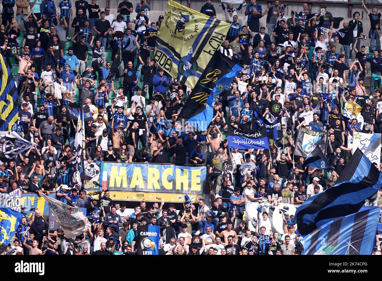 Les supporters du FC Internazionale sont vus pendant la série Un match entre le FC Internazionale et nous Salernitana au Stadio Giuseppe Meazza sur 16 octobre 2022 à Milan Italie . Banque D'Images