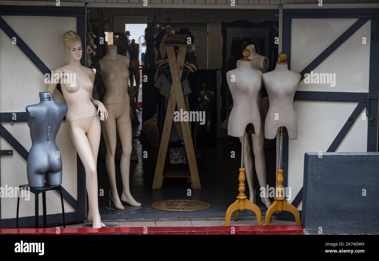 Mannequins dans une vitrine dans la ville antillaise française de Grand case, St Martin Banque D'Images