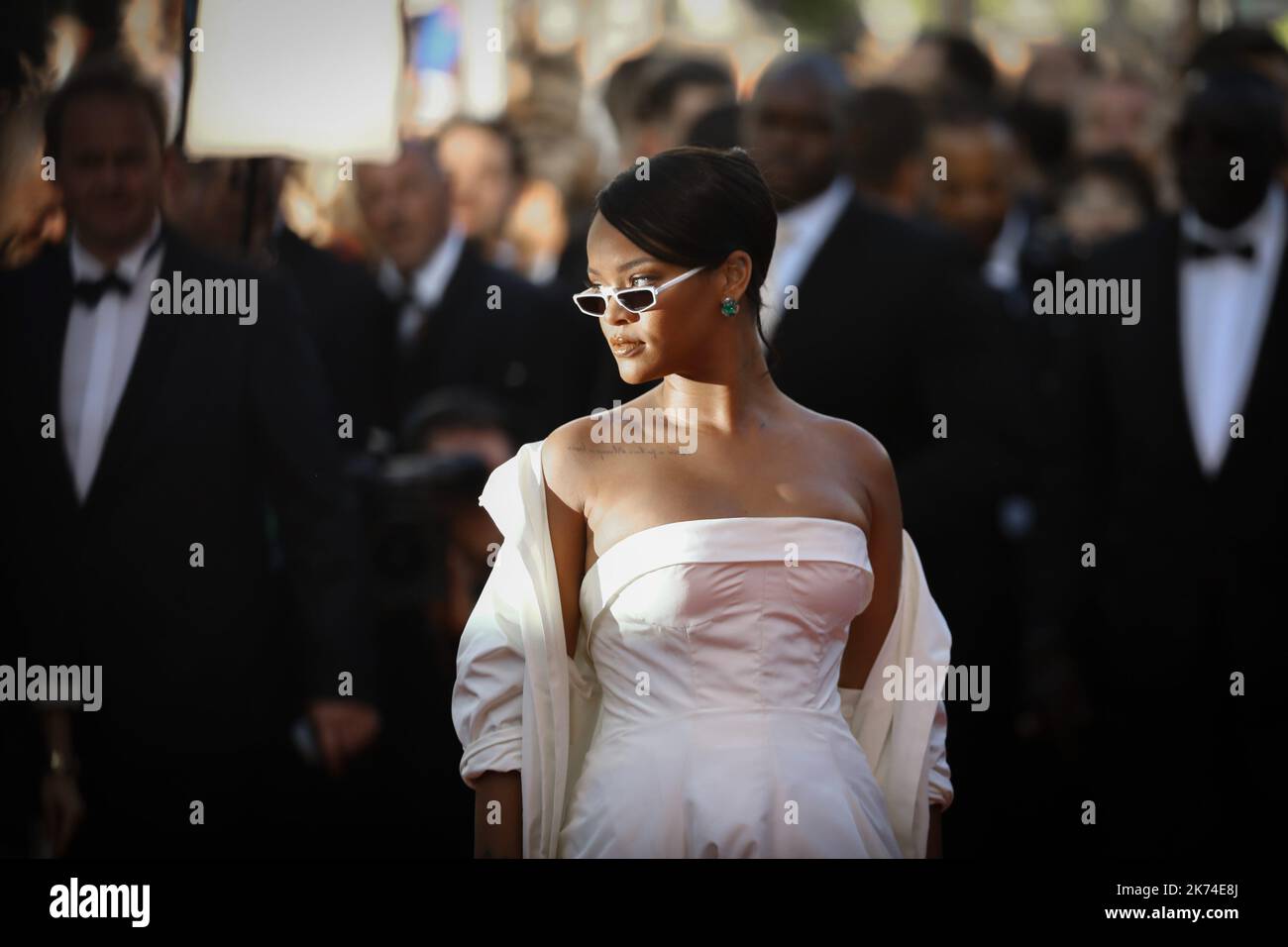 Rihanna arrive pour la première de 'Okja' lors du Festival annuel du film de Cannes 70th, à Cannes, en France. Banque D'Images