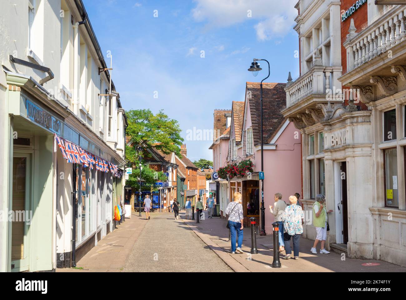 Woodbridge Suffolk magasins et acheteurs sur la rue animée Woodbridge Suffolk Angleterre Royaume-Uni GB Europe Banque D'Images