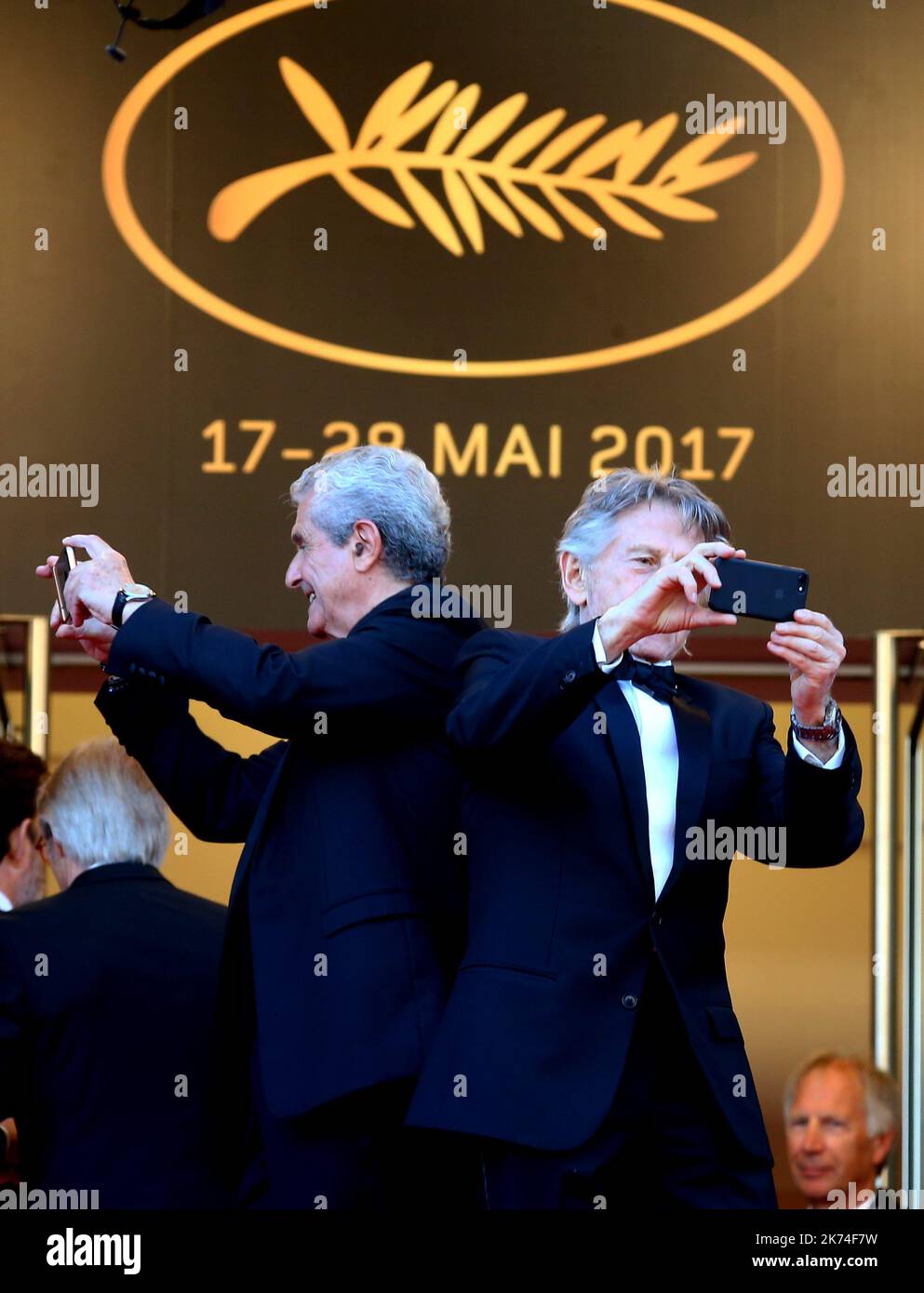 ; (De L) le réalisateur suédois Bille August, le réalisateur français Claude Lelouch et le réalisateur franco-polonais Roman Polanski prennent des photos avec leur téléphone mobile à leur arrivée à 23 mai 2017 pour la cérémonie du '70th anniversaire' du Festival de Cannes, dans le sud de la France. Festival annuel du film de Cannes 70th à Cannes, France, mai 2017. Le festival du film se déroulera du 17 au 28 mai. Banque D'Images