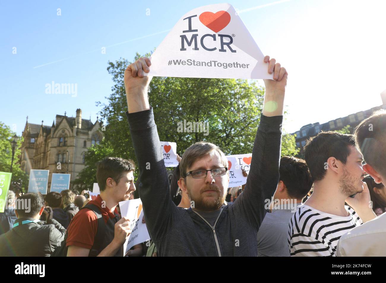 ©PHOTOPQR/LE PARISIEN ; Manchester (Royaume-Uni), mardi 23 mai 2017.reportage au lendemain de l'attentat perpetré à la fin du concert d'Ariana Grande à l'Arena de Manchester.photo: Hommages et grand rassemblement au Square Albert. Manchester, Royaume-Uni, mai 23rd 2017 des fleurs et des bougies sont placées sur la place Prince Albert à Manchester, en Angleterre, sur 23 mai 2017, pour commémorer les victimes d'une explosion terroriste dans une salle de concert bondée. Banque D'Images