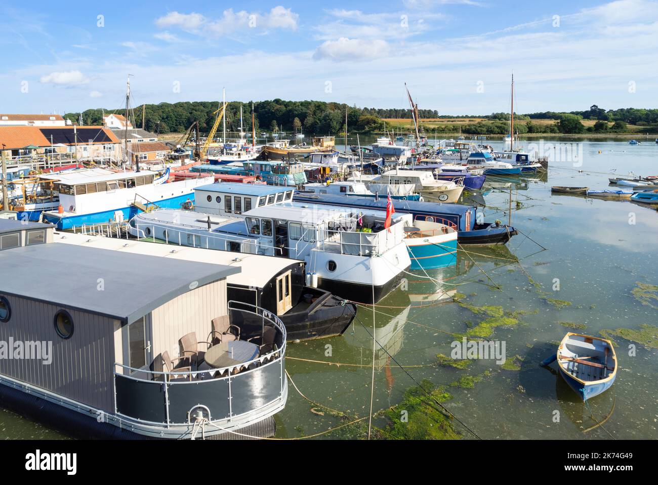 Woodbridge Suffolk bateaux et barges amarrés le long de la voie ferrée sur l'estuaire de la rivière Deben à Woodbridge Suffolk Angleterre GB Europe Banque D'Images