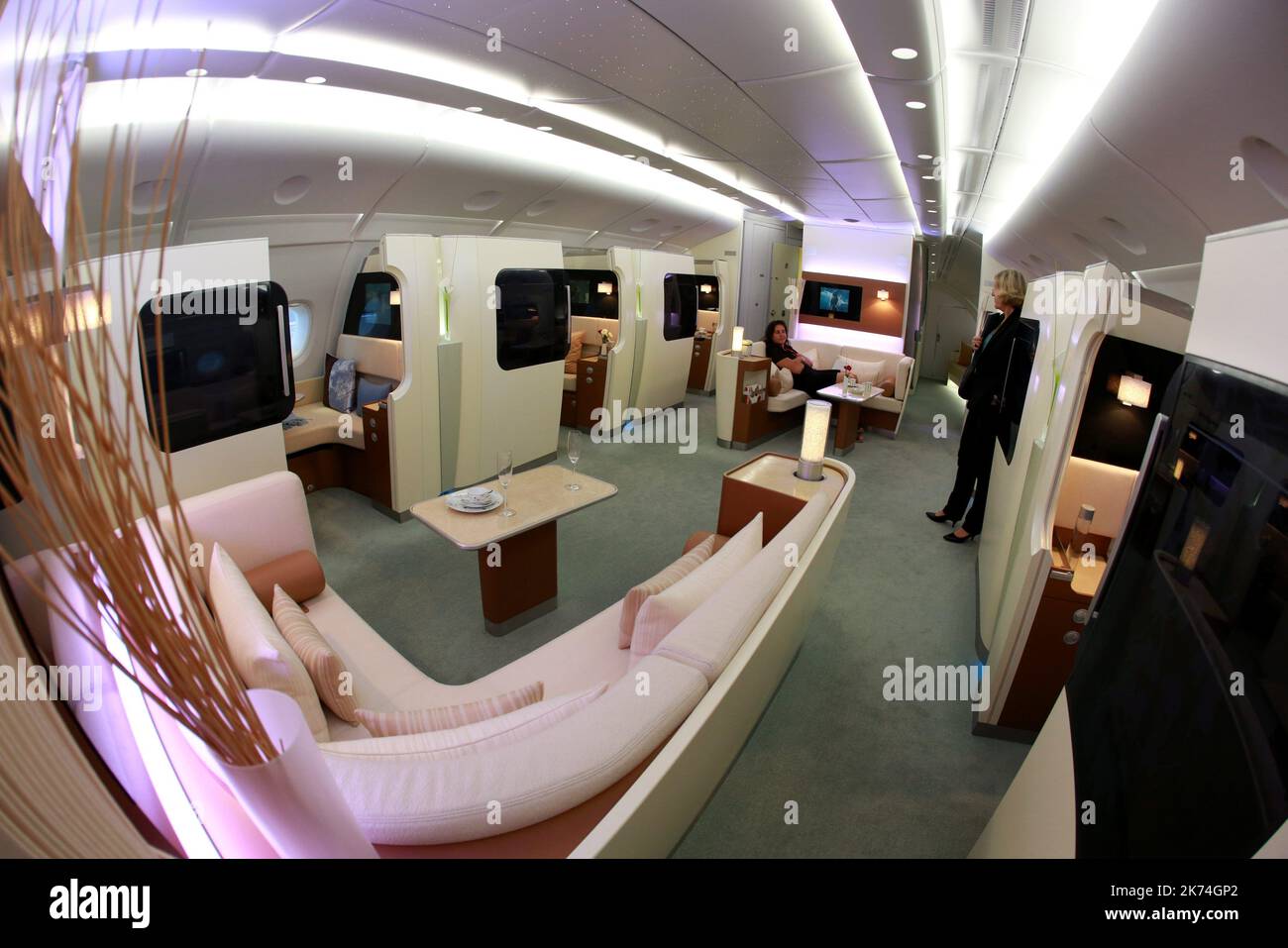 Avant d'arriver à Nice en juillet 2017 pour emirates - vol Nice Dubaï - ici à Airbus la ligne de montage du A380 - dans la salle des maquettes de la nature - les différents intérieurs proposés et modulaires - différentes classes - Roland Naudy - Aircraft intérieurs marketing Directors - Banque D'Images