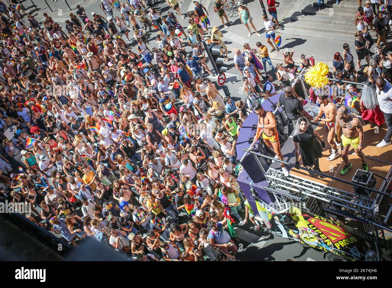 Les gens manifestent pendant le défilé de la fierté gay à Bordeaux sur 18 juin 2017. Banque D'Images