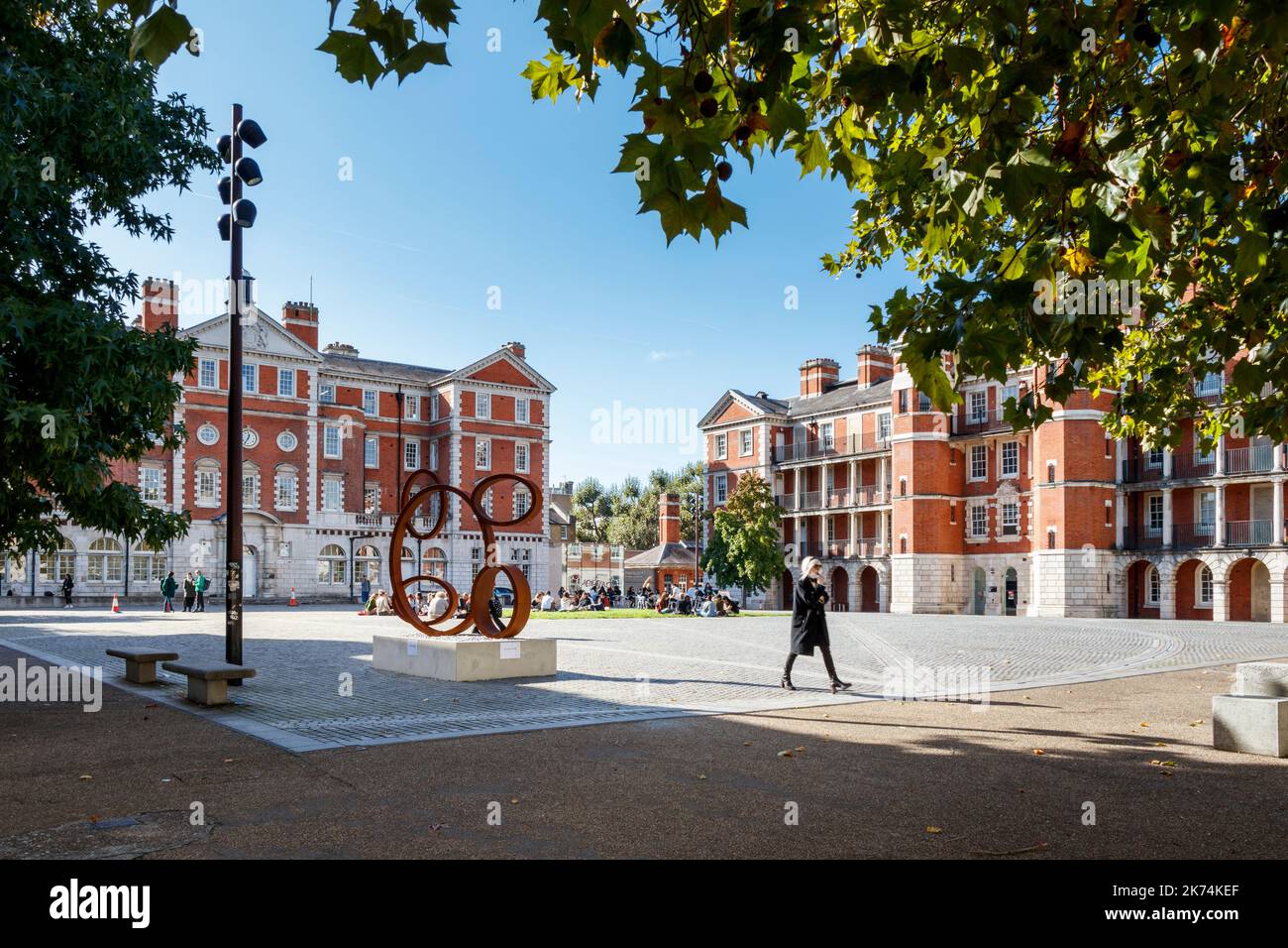 Une femme traverse le quad du campus de Millbank de l'université d'art et de design d'UAL Chelsea sur Atterbury Street, Londres, Royaume-Uni Banque D'Images