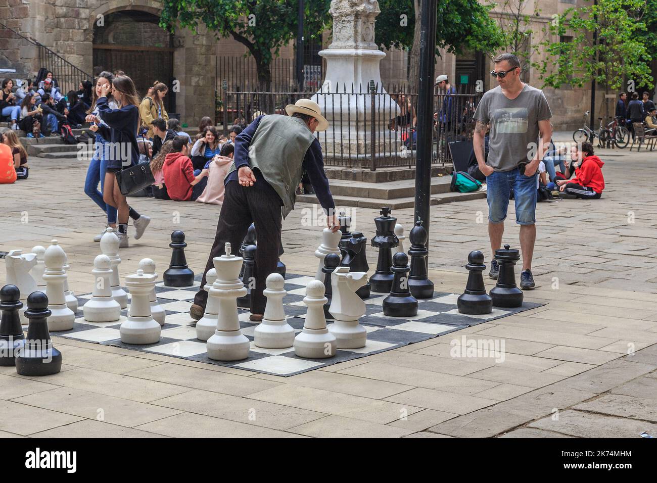 BARCELONE, ESPAGNE - 10 MAI 2017 : des personnes non identifiées se détendent et jouent aux échecs géants dans la cour de la Bibliothèque de littérature catalane. Banque D'Images