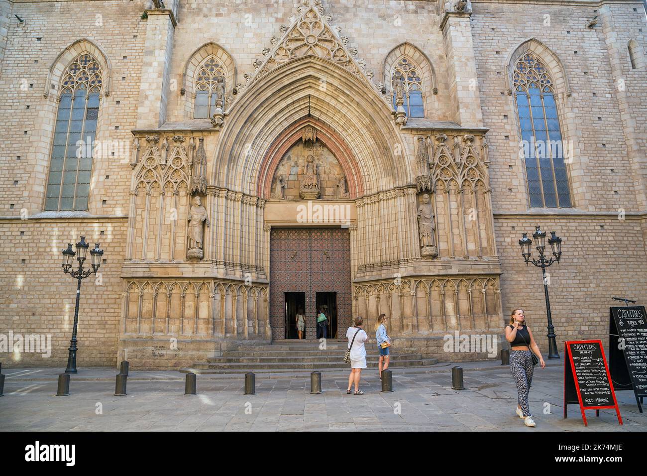 BARCELONE, ESPAGNE - 17 MAI 2017 : c'est le portail ouest gothique de la basilique Santa Maria del Mar. Banque D'Images