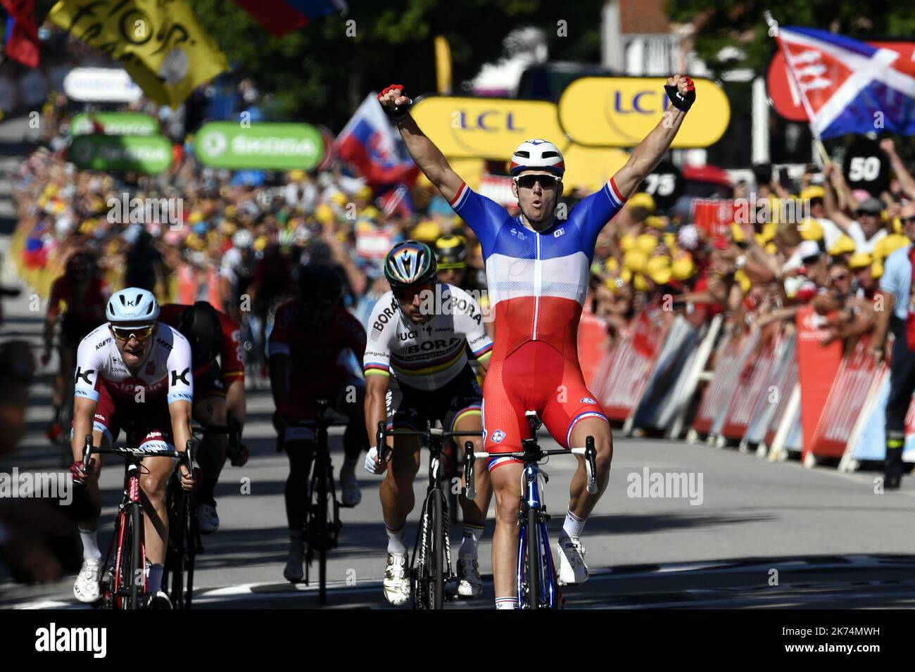 Le français Arnaud DEMARE remporte l'arrivée au sprint de la 4ème étape entre Mondorf-lès-bains et Vittel devant Peter SAGAN. PHOTO Alexandre MARCHI. Du samedi 1 juillet au dimanche 23 juillet 2017, le Tour de France 104th est composé de 21 étapes et couvre une distance totale de 3 540 kilomètres. Banque D'Images