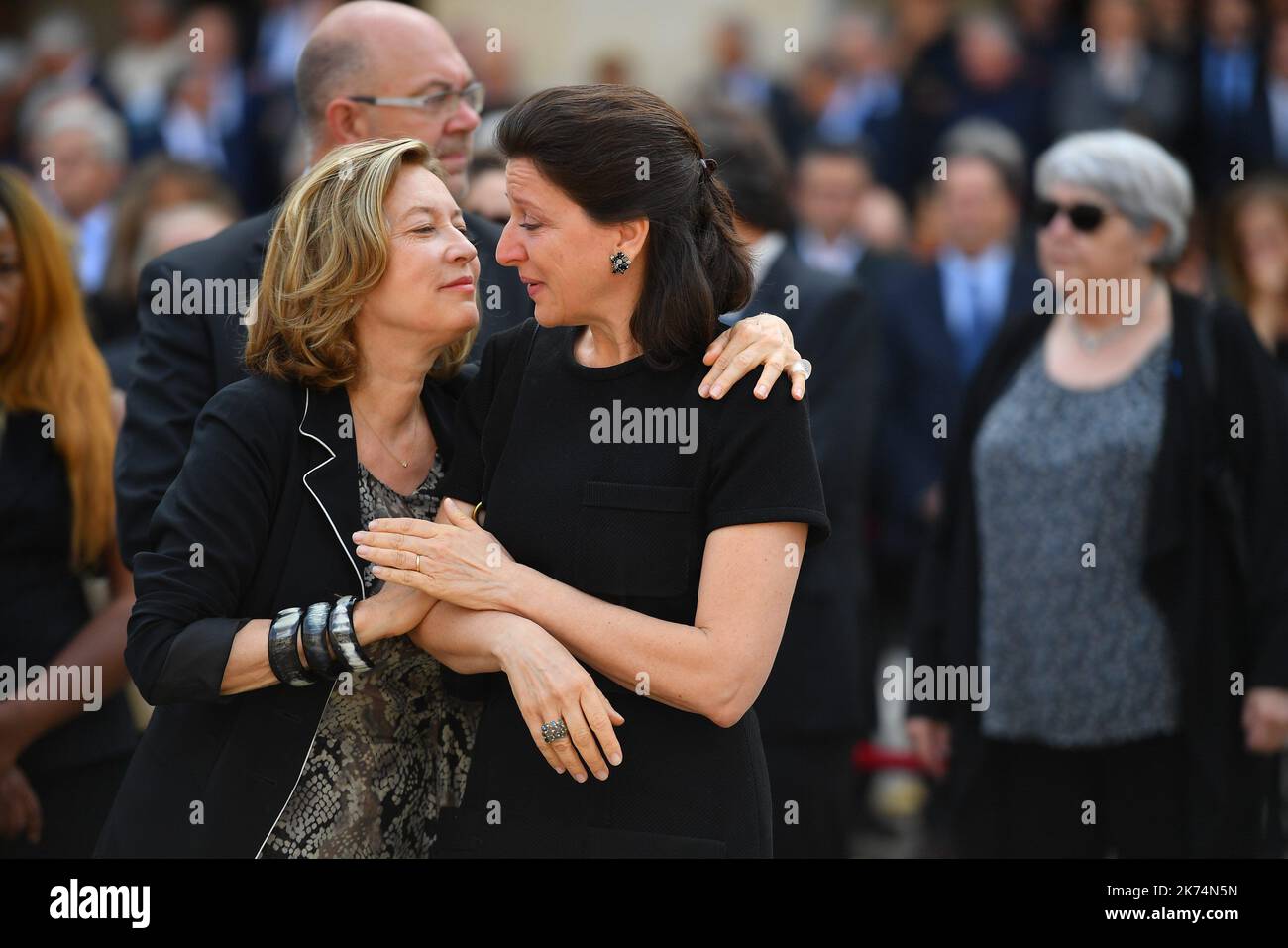 Agnes Buzyn en larmes lors de la cérémonie funéraire de Simone Veil, dans la cour des Invalides à Paris, France, 05 juillet 2017. Les survivants de l'Holocauste rejoignent le président français et les dignitaires européens lors d'une cérémonie commémorative spéciale pour Simone Veil, qui est passé des horreurs des camps de la mort nazis pour devenir président du Parlement européen et l'un des politiciens les plus vénérés de France LTG Banque D'Images