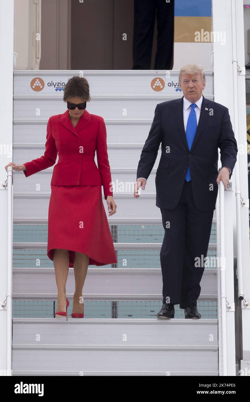 LE président AMÉRICAIN Donald Trump et la première dame Melania débarquent de la Force aérienne One à 13 juillet 2017 à l'aéroport d'Orly. Banque D'Images