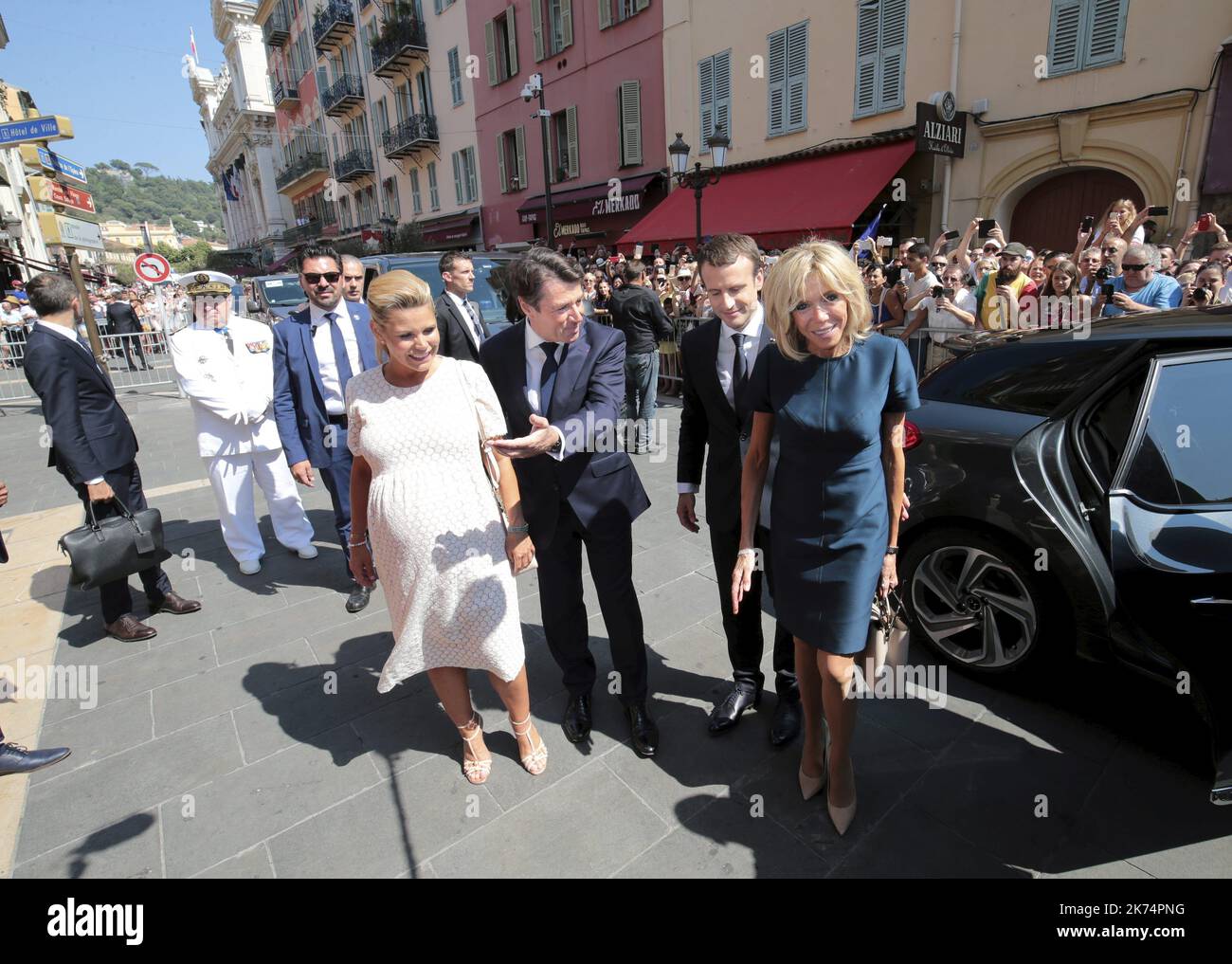 Visite du président de la république Emmanuel Macron à la mairie de Nice et bain de foule à la sortie - avec Brigitte Macron, Christian Estrosi et Laura Tenoudji Estrosi le jour de la Bastille, Rappeler un an après l'attaque de Nice du 14 juillet 2016 sur la place Massena en présence du Président de la République Banque D'Images