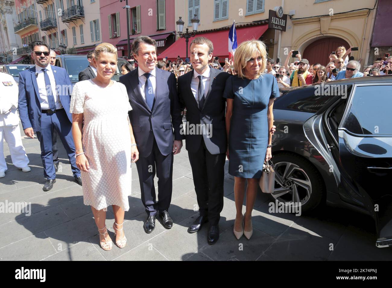 Visite du président de la république Emmanuel Macron à la mairie de Nice et bain de foule à la sortie - avec Brigitte Macron, Christian Estrosi et Laura Tenoudji Estrosi le jour de la Bastille, Rappeler un an après l'attaque de Nice du 14 juillet 2016 sur la place Massena en présence du Président de la République Banque D'Images