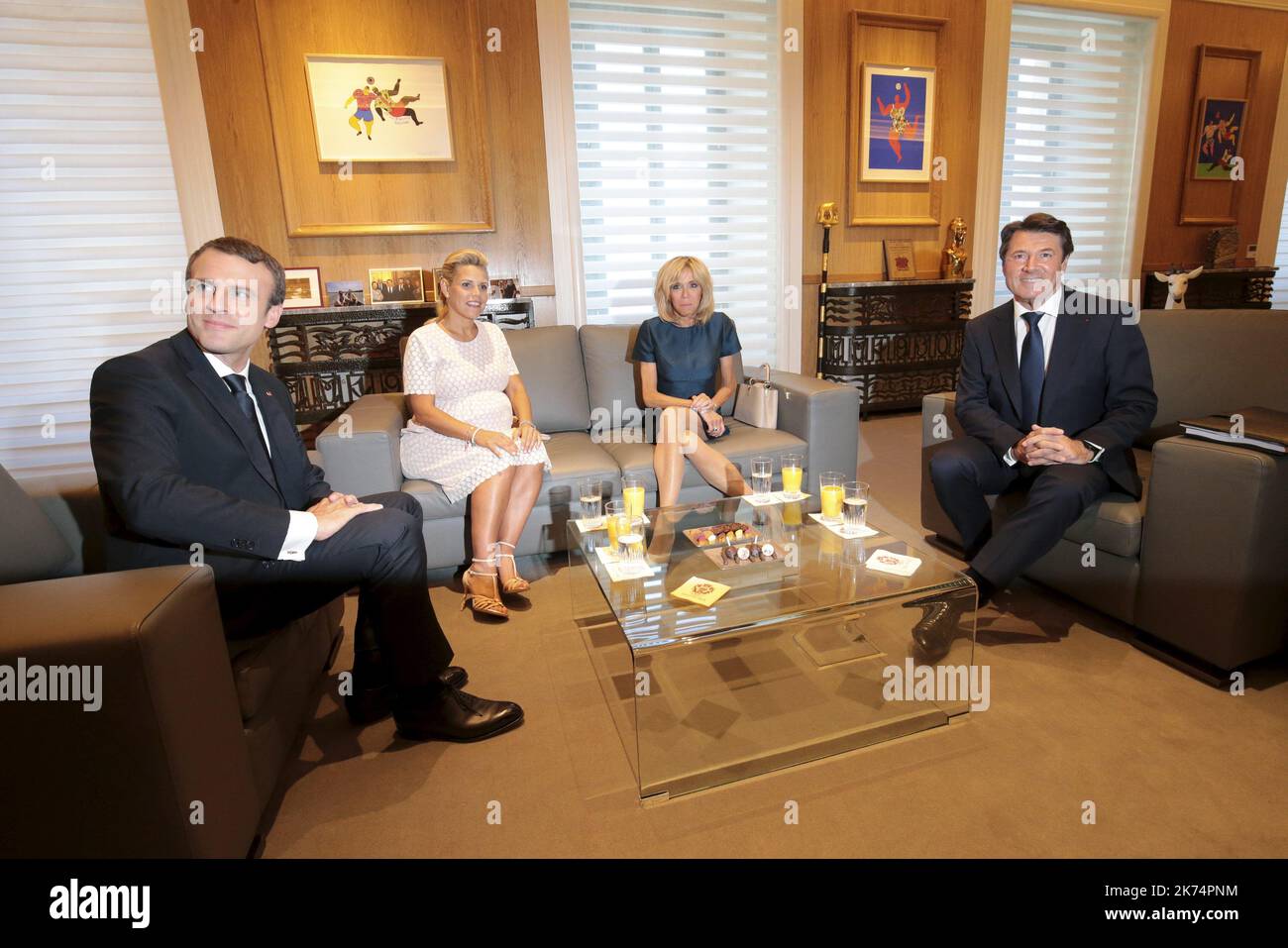 Visite du président de la république Emmanuel Macron à la mairie de Nice et bain de foule à la sortie - avec Brigitte Macron, Christian Estrosi et Laura Tenoudji Estrosi le jour de la Bastille, Rappeler un an après l'attaque de Nice du 14 juillet 2016 sur la place Massena en présence du Président de la République Banque D'Images