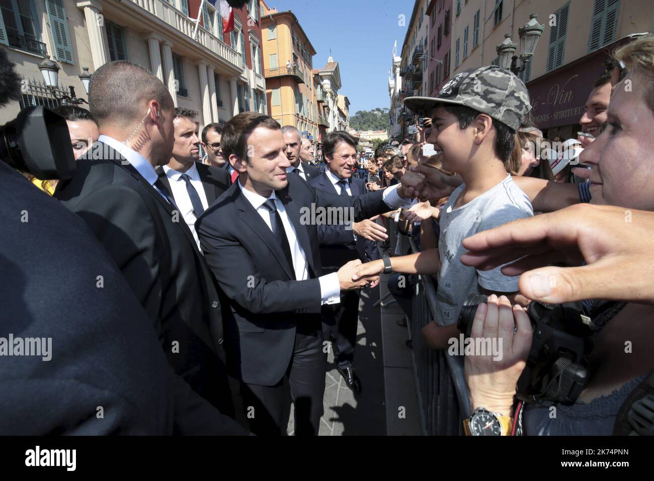 Visite du président de la république Emmanuel Macron à la mairie de Nice et bain de foule à la sortie - le jour de la Bastille, souvenir un an après l'attaque de Nice du 14 juillet 2016 sur la place Massena en présence du Président de la République Banque D'Images