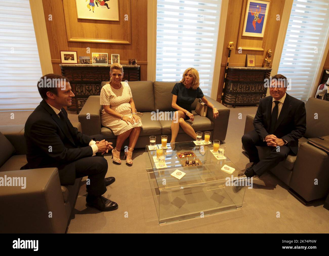 Visite du président de la république Emmanuel Macron à la mairie de Nice et bain de foule à la sortie - avec Brigitte Macron, Christian Estrosi et Laura Tenoudji Estrosi le jour de la Bastille, Rappeler un an après l'attaque de Nice du 14 juillet 2016 sur la place Massena en présence du Président de la République Banque D'Images