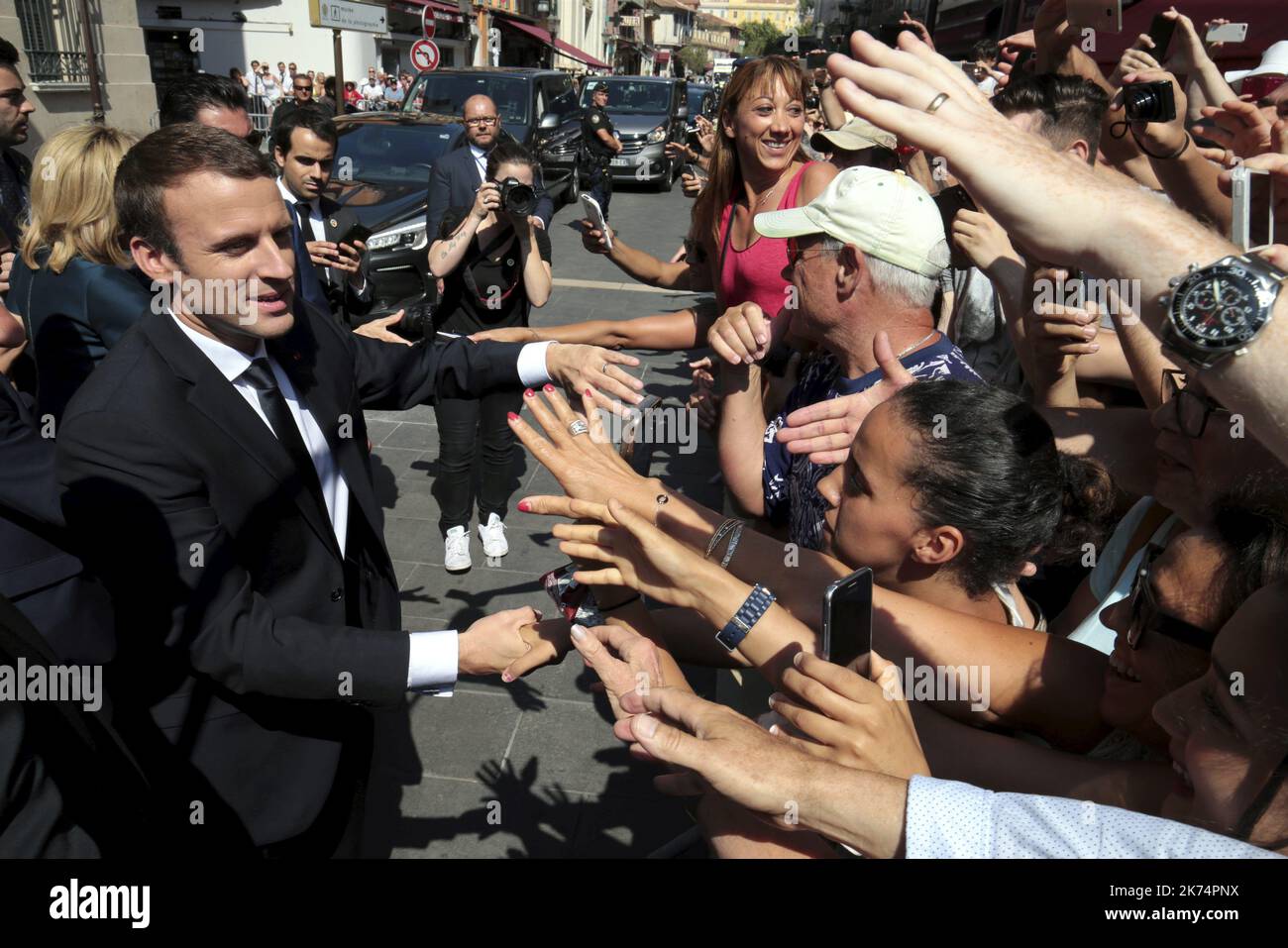 Visite du président de la république Emmanuel Macron à la mairie de Nice et bain de foule à la sortie - le jour de la Bastille, souvenir un an après l'attaque de Nice du 14 juillet 2016 sur la place Massena en présence du Président de la République Banque D'Images